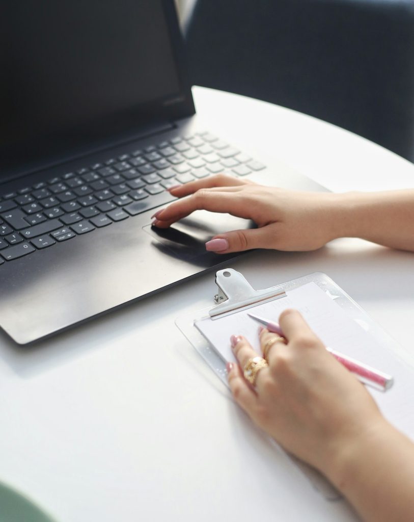 a-person-using-a-computer-mouse-wacbvacptjy