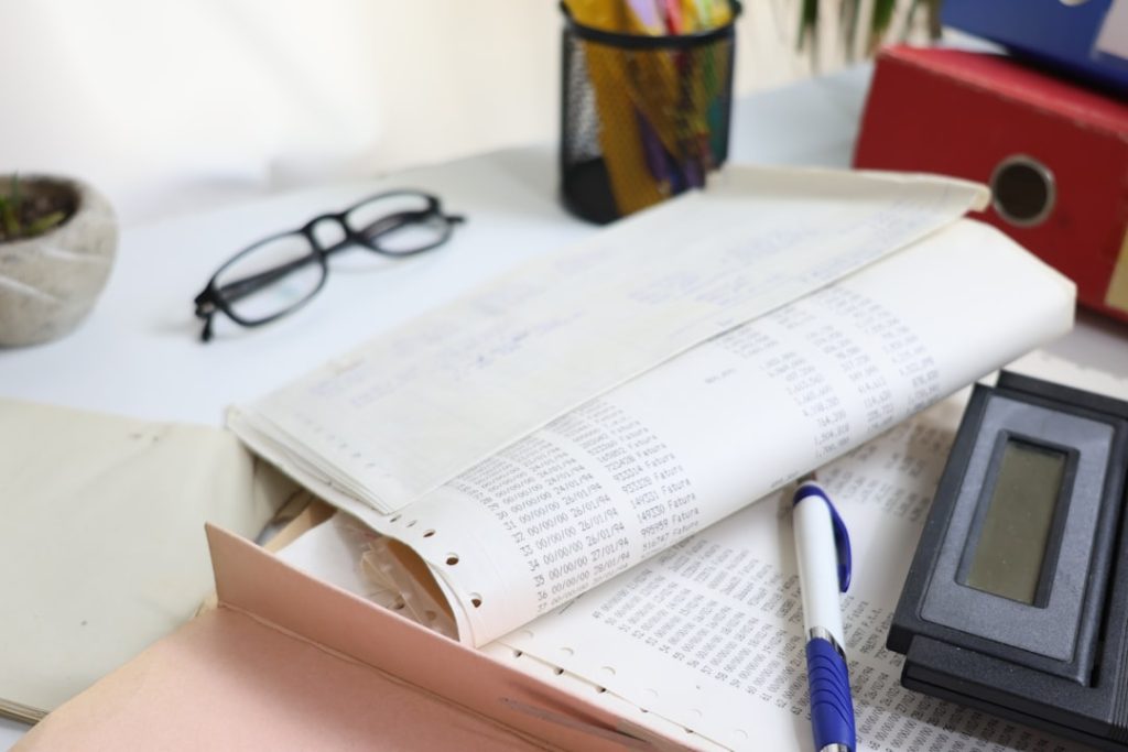 desk-with-papers-glasses-calculator-and-office-supplies-sw02mhv37yk